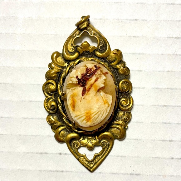 Jewelry - Victorian style Cameo Pendant Woman Silhouette